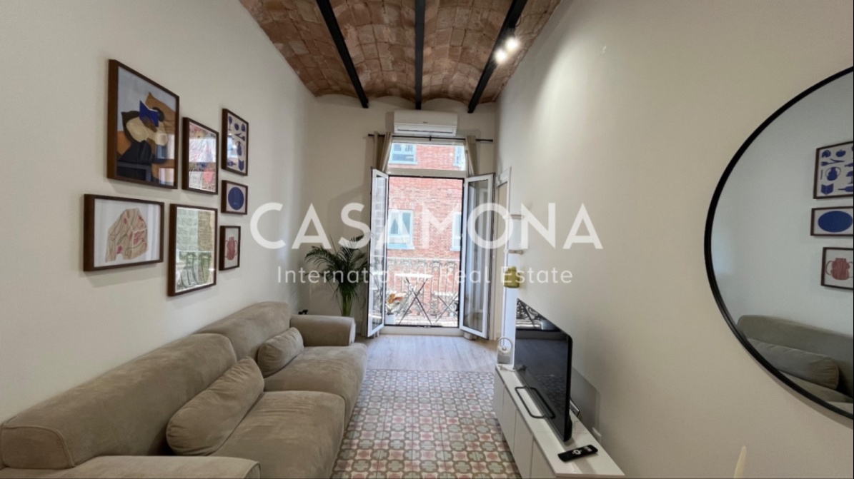 Fully Renovated 1-Bedroom 2 Bathroom Apartment with Balcony and ELevator in Barceloneta