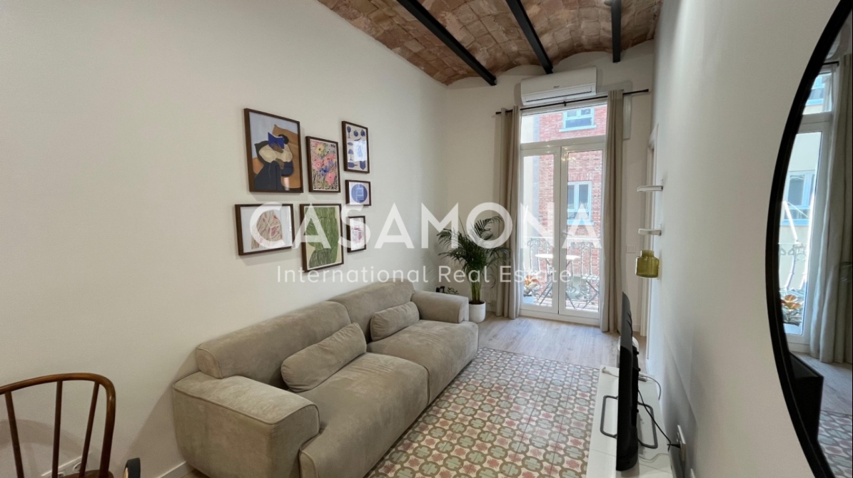 Fully Renovated 1-Bedroom 2 Bathroom Apartment with Balcony and ELevator in Barceloneta