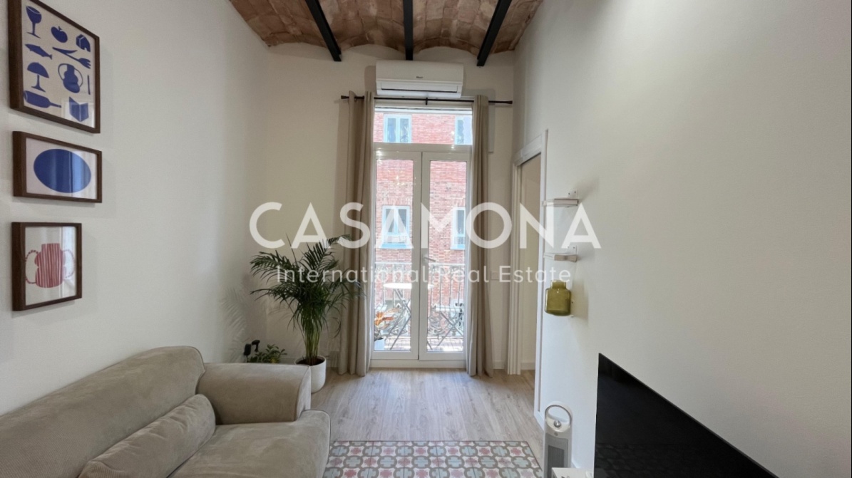 Fully Renovated 1-Bedroom 2 Bathroom Apartment with Balcony and ELevator in Barceloneta