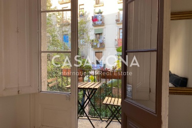 Elegant and Bright Apartment with Balcony in the Heart of El Gòtic